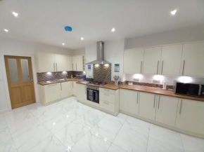 Spacious & Modern 4 Bedroom Holiday Home Gwynedd